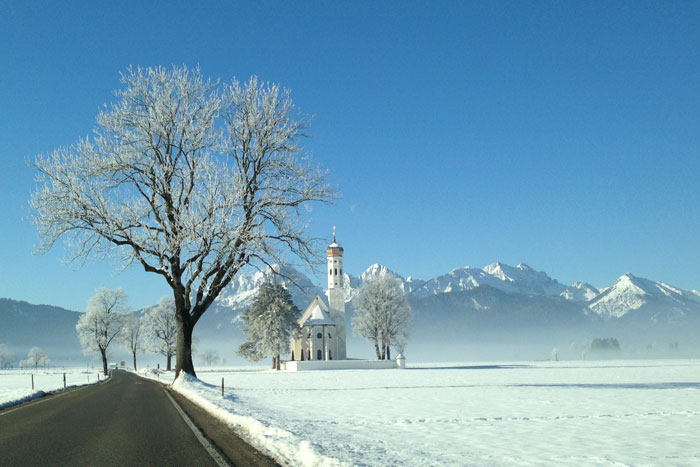 Das Allgaeu im Winter. Kleine Kirche in der Gemeinde Schwangau am Tegelberg.